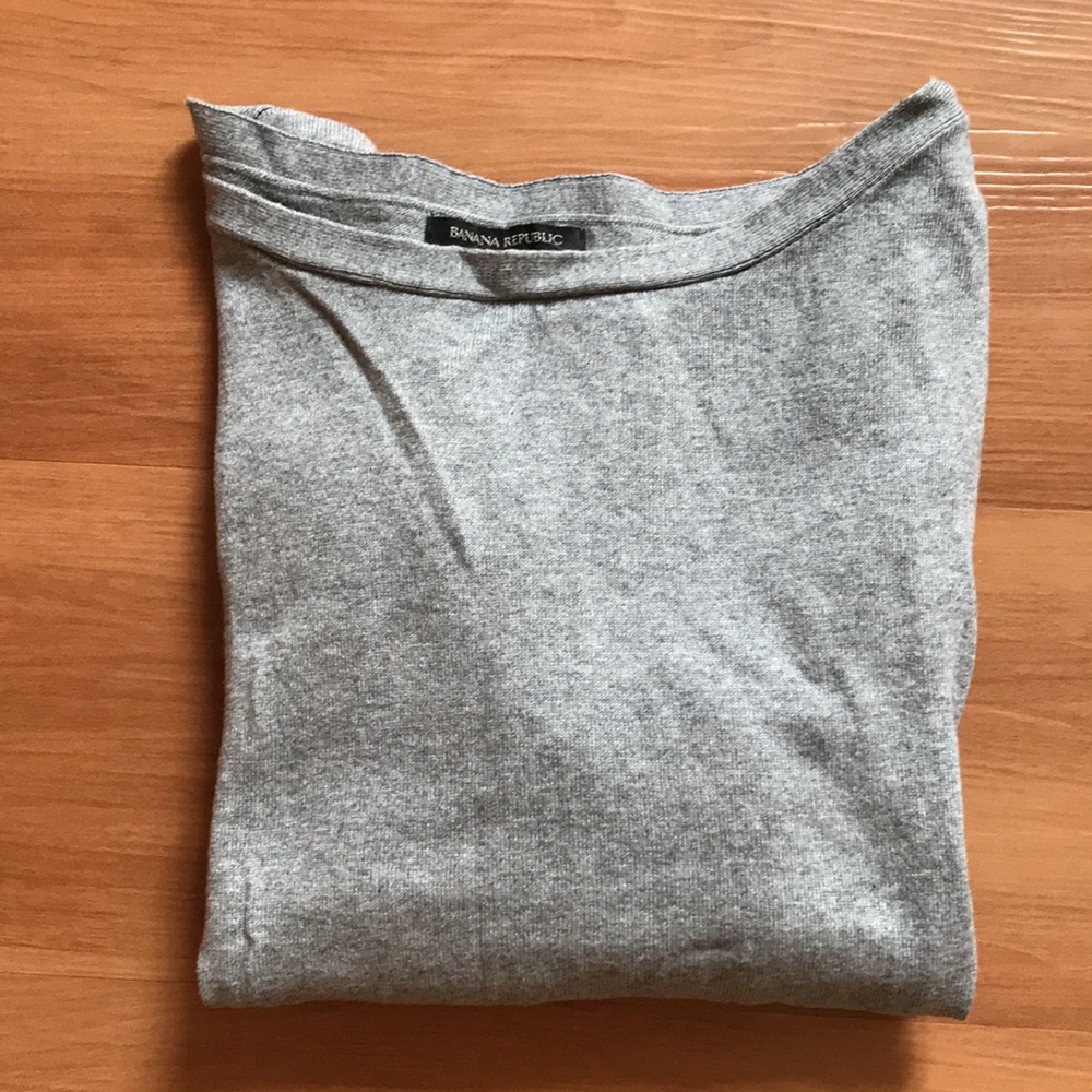 Banana Republic Gray Top. Size Medium - Picture 4 of 4